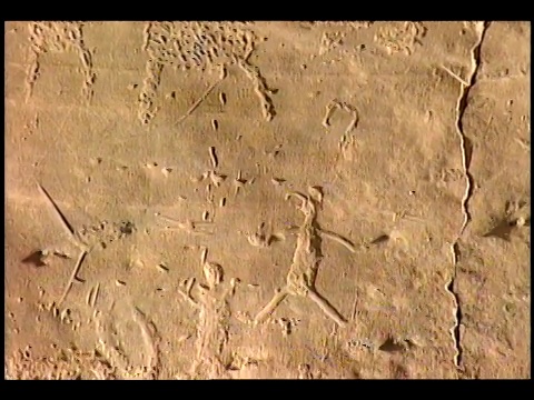 古代普韦布洛人的岩画描绘动物、人和符号。视频素材
