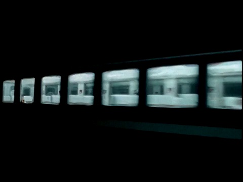 一列空的地铁穿过隧道。视频下载