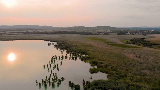 由无人机拍摄的匈牙利蒂哈尼巴拉顿湖美丽的日落景观视频。视频下载