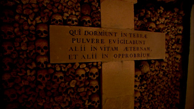 在巴黎地下墓穴的人骨墙上方，一个标牌上用拉丁文写着《但以理书》第12章第2节的文字。视频下载