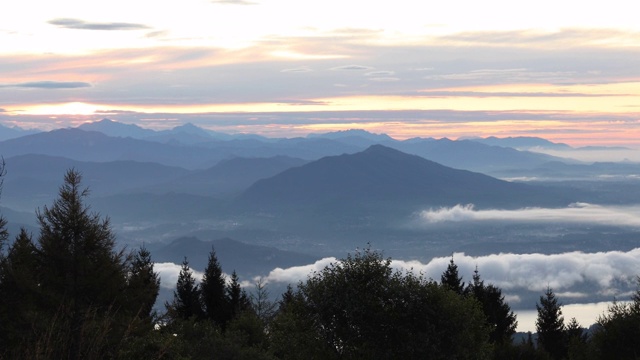 风景优美的日出越过山脉和山谷视频素材