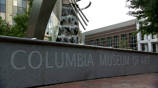 在南卡罗莱纳的哥伦比亚，一个喷泉在哥伦比亚艺术博物馆的标志上方喷溅。视频下载
