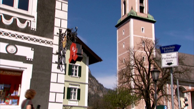 德国Garmisch-Partenkirchen的街道上矗立着一座钟楼。视频下载