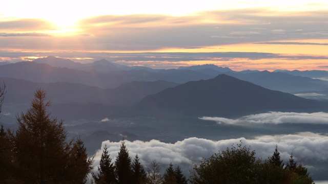风景优美的日出越过山脉和山谷视频素材