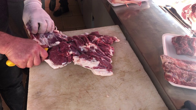 屠夫用大刀切羊肉视频素材