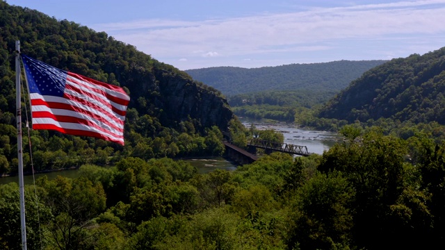 美国国旗俯瞰哈珀渡轮，西弗吉尼亚州。视频下载