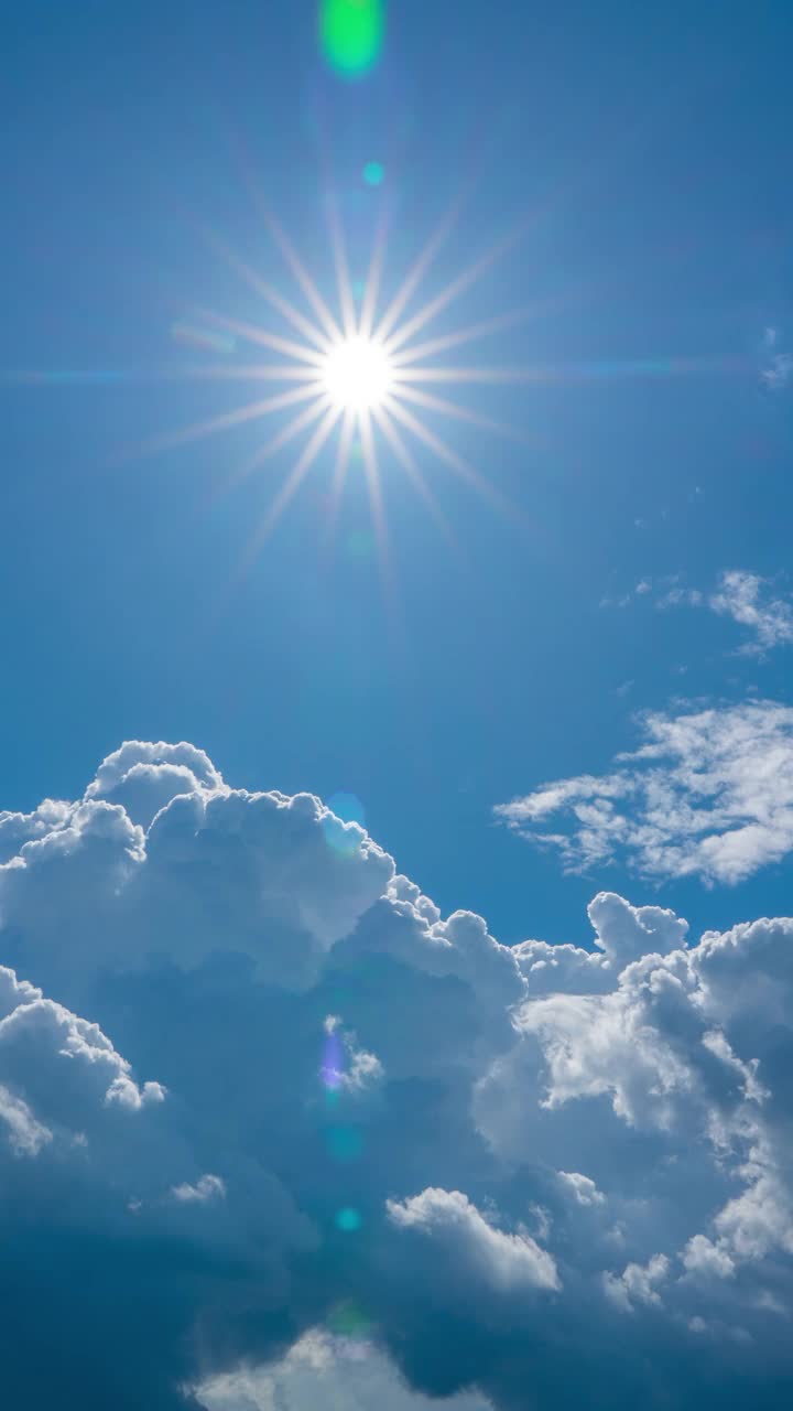 4K垂直时间推移的蓝天移动多云与强烈的阳光移动在夏季视频素材