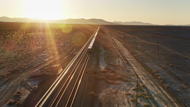 无人驾驶飞机跟随货运列车穿越沙漠视频下载