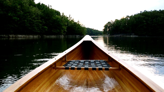 漂浮在水面上的独木舟甲板视频素材