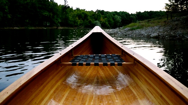 漂浮在水面上的独木舟甲板视频素材