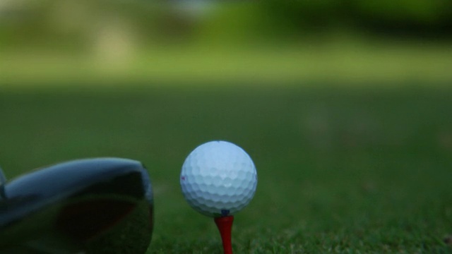 高尔夫球打在ECU的高清慢动作视频素材