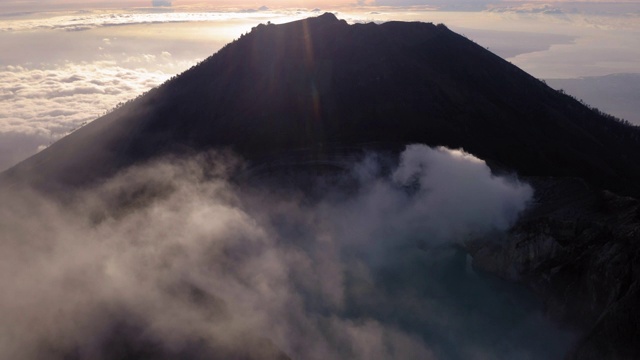 印尼爪哇伊真火山的日出视频素材