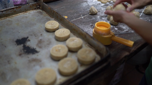 以传统方式制作咸蛋黄月饼视频素材