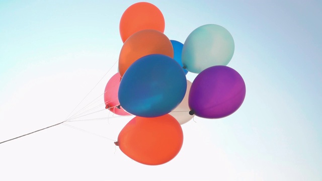 气球在蓝色的天空中五颜六色视频下载