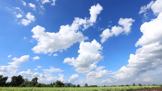 时间流逝蓝色的天空与云彩的自然背景视频下载