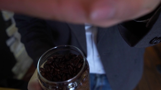 成熟的男人擅长闻烤好的咖啡豆视频下载