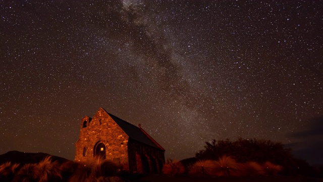 银河在教堂的好牧人与晴朗的天空，银河的时间流逝视频素材