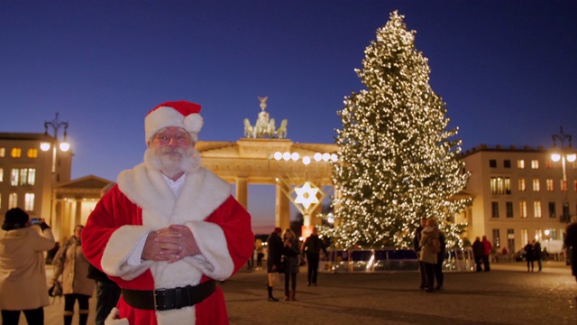 圣诞树和勃兰登堡门前的圣诞老人肖像视频下载