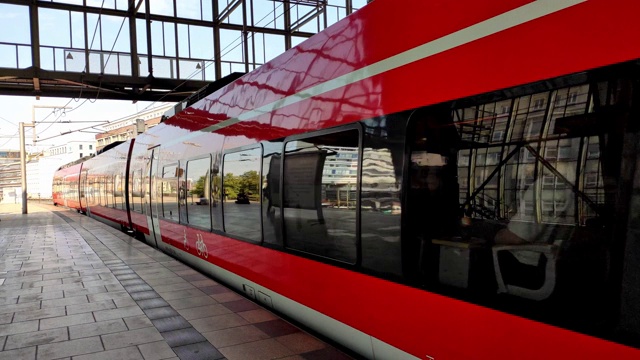 柏林的高速列车。离开火车。视频下载