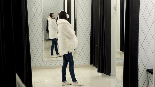 一个年轻女人在更衣室里的肖像视频下载