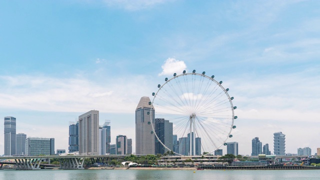 新加坡摩天轮和天际线滨海湾与蓝天，时间流逝视频视频下载