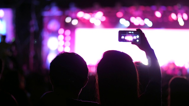 在音乐会上手持智能手机视频素材