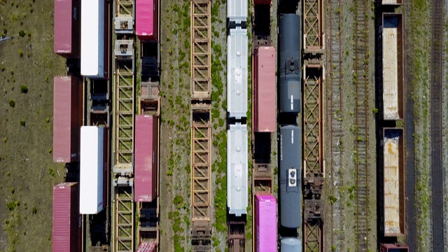 无人机视图:繁忙的铁路站场视频下载