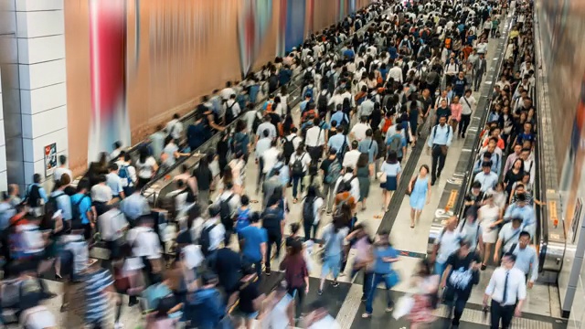 4K时间推移人群在香港地铁交通枢纽的高峰期行走视频素材