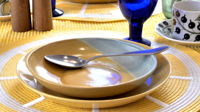 桌上的棕色盘子和小勺子视频下载