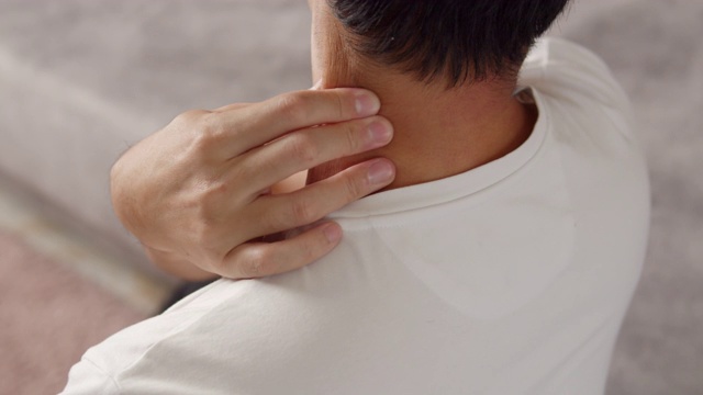 亚洲男人肩痛，成人用手按摩来恢复紧张。保健和运动理念。视频素材