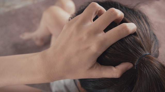 4k分辨率亚洲妇女搔痒和抓挠头皮受损的头发在她的头部。护发概念视频下载