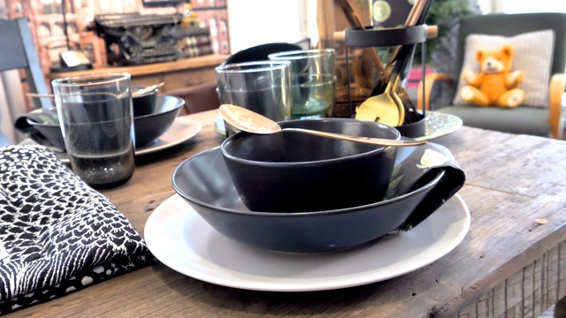 小木桌上的盘子上放着一只黑色的碗视频下载