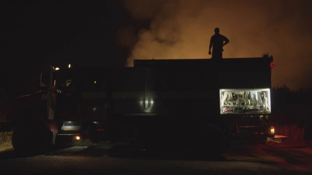 背景燃烧现场有闪光灯的消防车视频素材