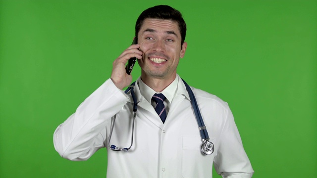 年轻医生使用智能手机通话，色度键视频素材