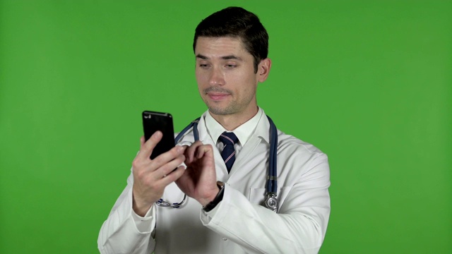 野心勃勃的年轻医生使用他的智能手机Chroma Key视频素材