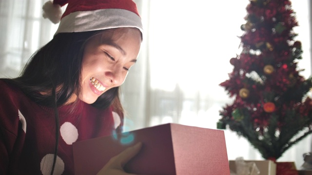 圣诞节在家打开礼盒的女人视频素材