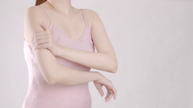 4k分辨率亚洲美丽女性遭受肩膀疼痛，成人用手按摩恢复压力紧张。保健和运动理念。视频素材