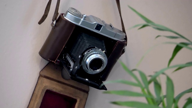 房子的墙上挂着一台老式相机视频素材