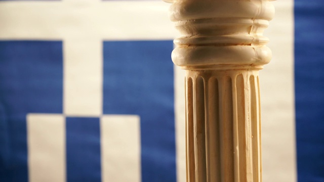 希腊国旗背景上的古代圆柱视频下载