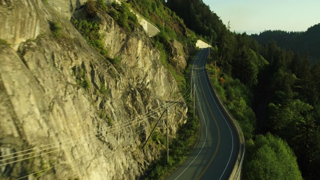 4K无人机飞过美丽的悬崖边路视频下载