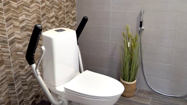 一个现代设计的抽水马桶在厕所里视频下载