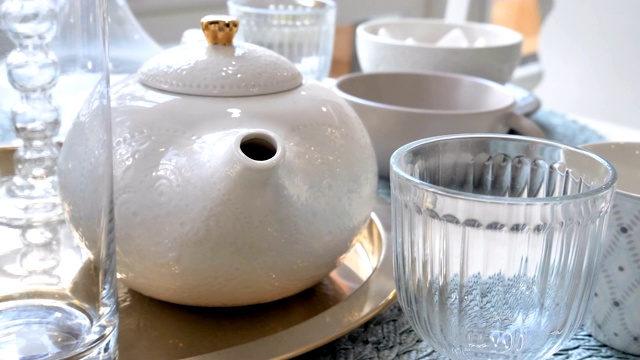 白色茶壶和旁边的清澈水杯视频素材