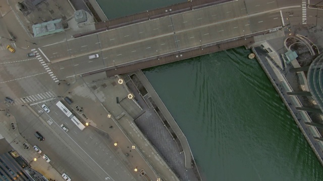 航拍:芝加哥河上的船只与建筑物之间的交通工具视频素材