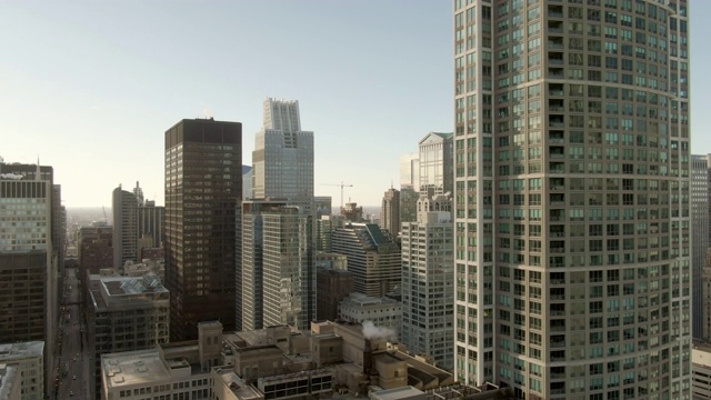 航拍:无人机迎着天空接近芝加哥的现代摩天大楼视频素材