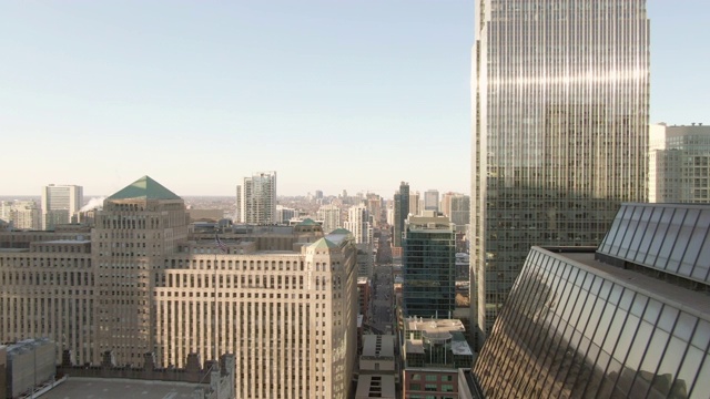 空中:天空映衬下的芝加哥现代高楼大厦中的街道视频素材