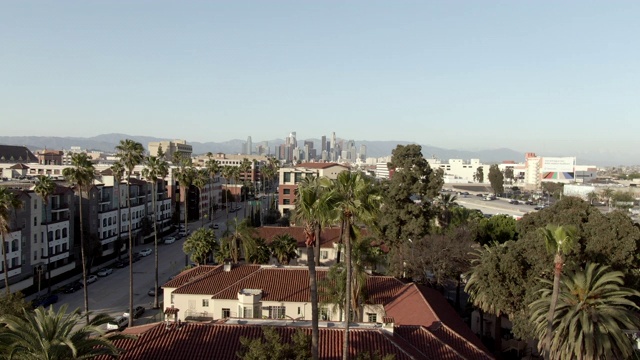 空中:在晴朗的日子里，一架载有车辆的无人机降落在城市的高速公路上——加州洛杉矶视频素材
