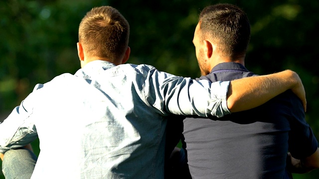 男人拥抱着他最好的朋友，平静和支持，友谊视频下载