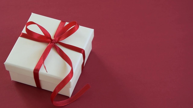 红色背景上的孤立礼品盒视频下载