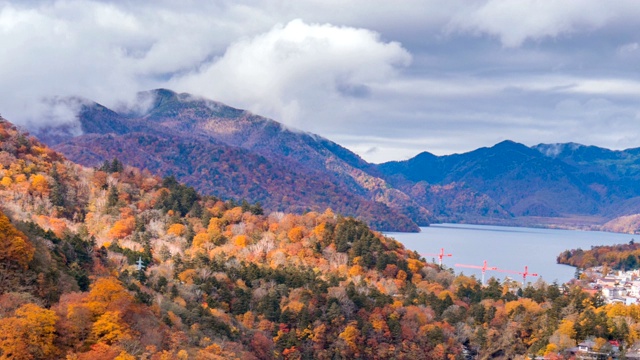 色彩斑斓的山景和湖泊在阳光明媚的秋季，时光流逝视频下载
