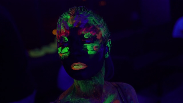 年轻女子的剪影与荧光印在脸上视频素材